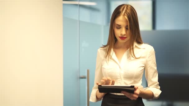 Sexy Mujer Negocios Sonriente Oficina Trabajo Por Tableta Disparo Constante — Vídeo de stock