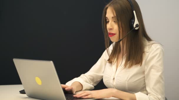 Sexy Lächelnde Junge Frau Operator Anruf Entgegennehmen Laptop Auf Dem — Stockvideo