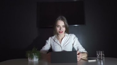 4. güzel iş kadını defter ofiste çalışmak ve Web Kamerası coquets