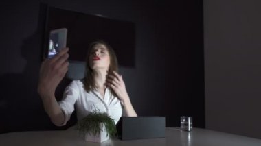 4. genç güzel iş kadını smartphone Office tarafından selfie fotoğraf yapmak. Dolly vurdu