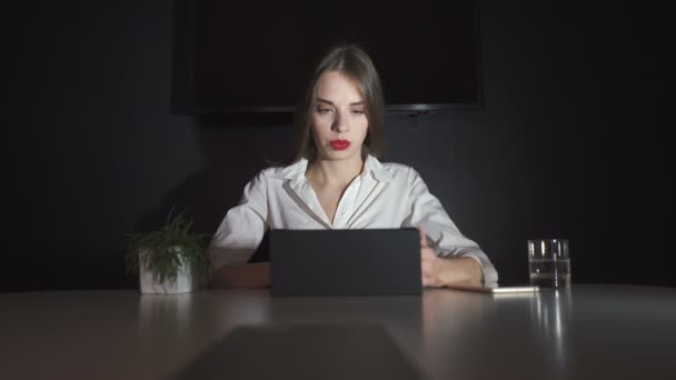 비즈니스 사무실 어두운 노트북 — 비디오