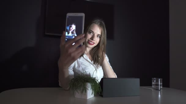 Νεαρή Όμορφη Γυναίκα Κάνει Selfie Φωτογραφία Στο Γραφείο Σκοτεινό Δωμάτιο — Αρχείο Βίντεο