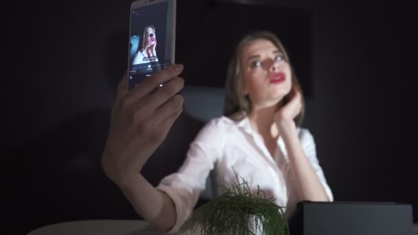 性感的女商人在办公室用智能手机做自拍照片 多利射门 焦点改变 — 图库视频影像