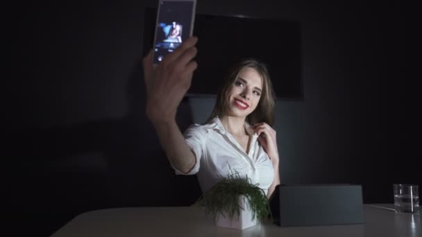 Νέοι Σέξι Όμορφη Γυναίκα Κάνει Selfie Φωτογραφία Στο Γραφείο Σκοτεινό — Αρχείο Βίντεο
