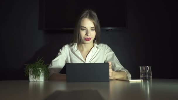 Молода Красива Ділова Жінка Працює Блокноті Офісі Темна Кімната — стокове відео