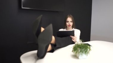 4. genç seksi iş tablet, siyah modeli ayakkabı masaya bak
