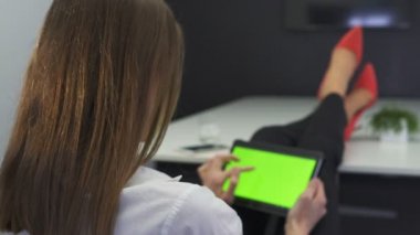 4. genç iş kadını tablet, yeşil ekran bakmak. Arkadan görünüm