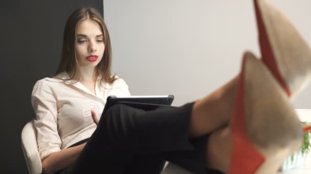 Junge Geschäftsfrau Blick Auf Tablet Grüner Bildschirm Zurück — Stockvideo