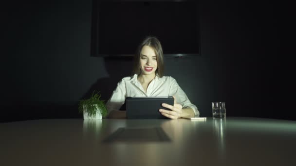 Alleen Mooie Zakelijke Vrouw Werk Tablet Office Glimlach — Stockvideo