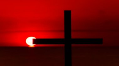 4. hızlandırılmış. Kızıl gökyüzü güneş ve Christian Cross ile. Deniz üzerinde gündoğumu. Ham outpoot