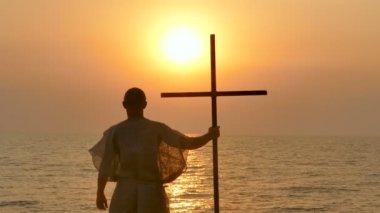 4. Hıristiyan dua adam münzevi monk ile çapraz karşılar günbatımı üzerinde gezinti