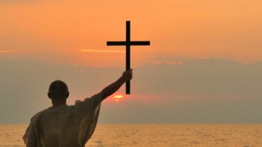 4. Hıristiyan dua adam sofu, gezinti günbatımı karşı çapraz keşiş almak