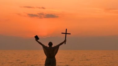 4. gezinti günbatımı karşı sofu, keşiş almak çapraz ve İncil dostum. Hıristiyan takım