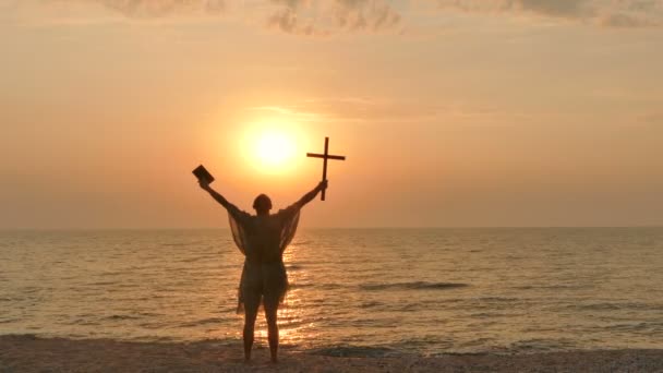 4. křesťanské modlitbě člověk asketické monk s cross splňuje západ slunce na seacost