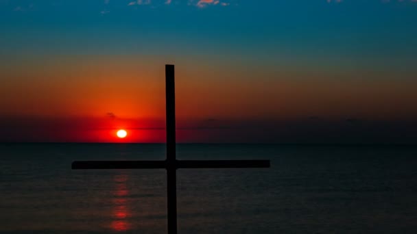 Céu Vermelho Com Sol Cruz Cristã Nascer Sol Sobre Mar — Vídeo de Stock