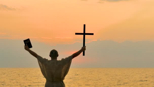 Man Ascetico Monaco Prendere Croce Bibbia Contro Tramonto Sul Mare — Video Stock
