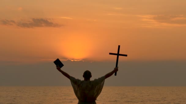 Homme Moine Ascétique Prendre Croix Bible Contre Coucher Soleil Orange — Video