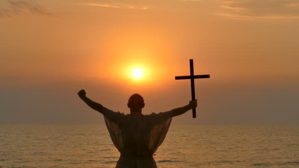 4. muž asketické mnich si ruce kříž proti oranžový západ slunce na moře. Křesťanský tým