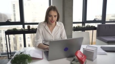 4. genç iş kadını iş yerinde defter ofis ve gülümseme. Kaymak vurdu
