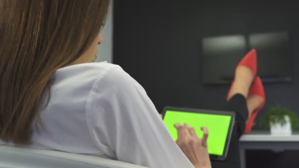 女商人用平板电脑 绿色屏幕 桌子上的腿 后面的视图 — 图库视频影像