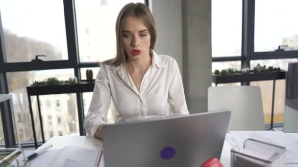 Pretty Mujer Negocios Seria Trabaja Cuaderno Oficina Slider Tiro — Vídeos de Stock