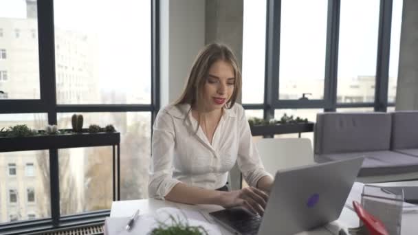 Young Mujer Negocios Trabajar Cuaderno Oficina Sonreír Slider Tiro — Vídeo de stock