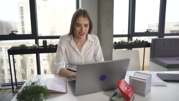 Young Mujer Negocios Trabajar Cuaderno Oficina Sonreír Slider Tiro — Vídeo de stock