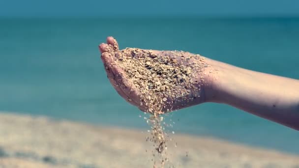 Areia Mar Derramando Mão Mulher Marinho Câmera Lenta Perto — Vídeo de Stock