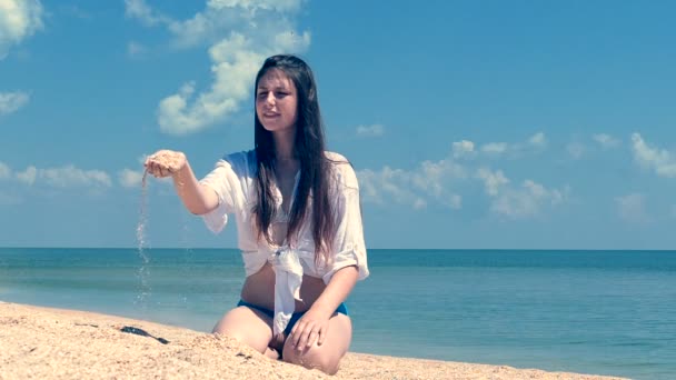 Seashore Sabbia Versando Ragazza Mano Adolescente Marine Slow Motion Vicino — Video Stock