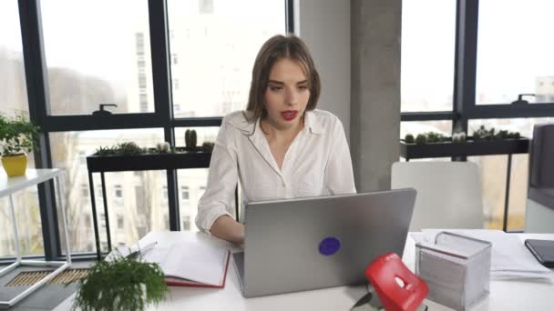 Mooie Jonge Bedrijven Vrouw Werk Laptop Kantoor — Stockvideo
