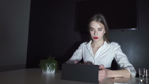 独自认真的女商人在办公室和伸展平板电脑上工作 — 图库视频影像