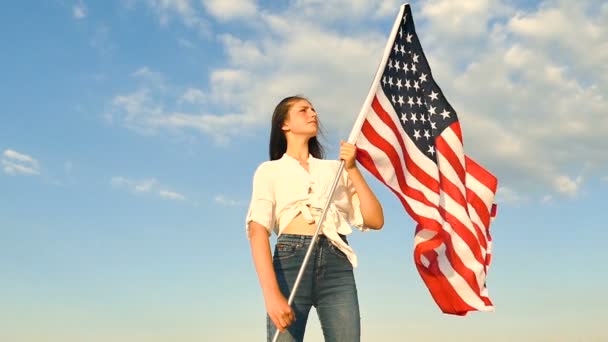 Chica Bonita Adolescente Pie Con Bandera Americana Contra Cielo Azul — Vídeos de Stock