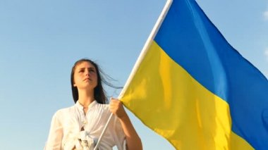 Ciddi kız genç stand ile Ukrayna bayrağı bekliyoruz. Ağır çekim