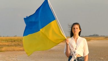 Kız genç Ukrayna bayrağı ile ciddi bir yüz hazır. Ağır çekim