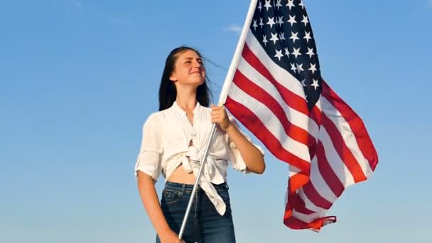 Hübsche Mädchen Patriotischen Teenager Stehen Mit Amerikanischer Flagge Slow Motion — Stockvideo