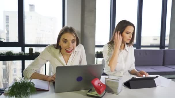 Dos Mujeres Negocios Guapas Oficina Ríen Regocijan Slider Tiro — Vídeo de stock