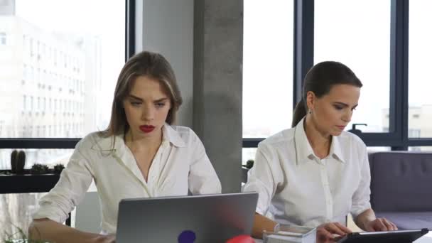 Deux Femmes Affaires Travaillent Bureau Explique Quelque Chose Avec Irritation — Video