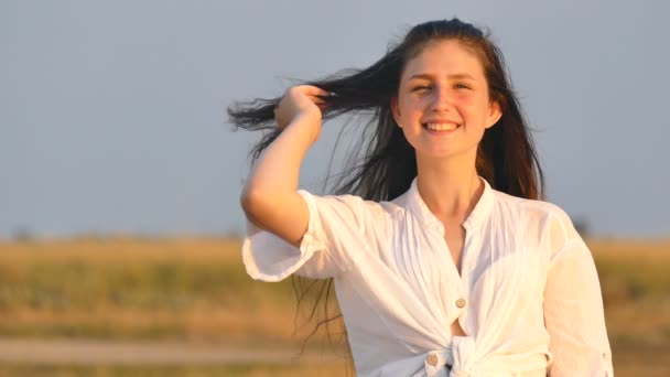 Attractive Adolescente Fille Debout Plein Air Sourire Portrait — Video