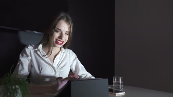 Sozinha Mulher Negócios Bastante Concentrada Com Sorriso Trabalho Tablet — Vídeo de Stock