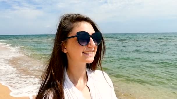 Ragazza Sorridente Adolescente Piedi Sulla Costa Spiaggia Dell Oceano Rallentatore — Video Stock
