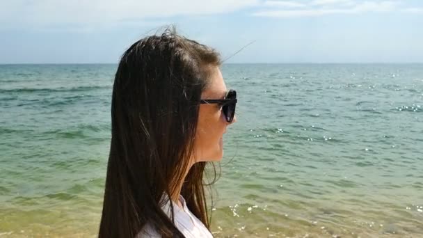 Kız Genç Okyanus Plaj Sahil Üzerinde Yürümek Ağır Çekim Sürekli — Stok video