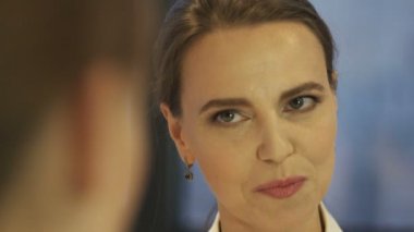 4 k. nazik yetişkin iş kadını, Ofis Yöneticisi ile görüşmelerde. Yüzünü kapat