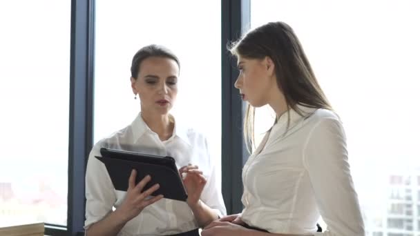 Büroleben Erwachsene Frauen Wütend Chef Erklären Junge Sexy Manager Mit — Stockvideo