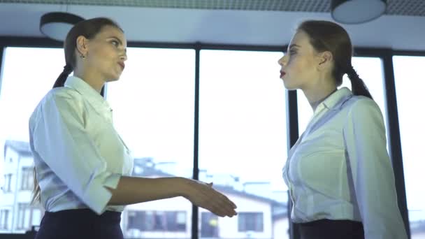 Dwóch Biznes Partnera Kobieta Uścisnąć Dłoń Podczas Spotkania Spojrzeć Kamery — Wideo stockowe