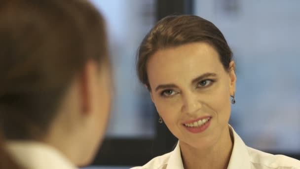 Artig Ganska Vuxen Business Kvinna Samtalen Office Med Manager Face — Stockvideo