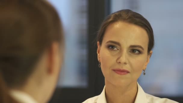 Jolie Femme Affaires Adulte Chef Parle Bureau Avec Directeur Visage — Video