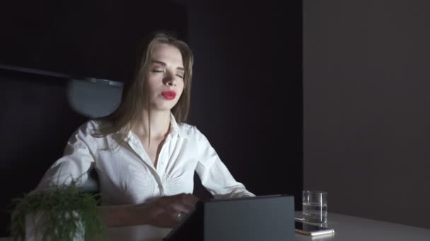 Allein Sexy Geschäftsfrau Arbeiten Tablet Büro Und Dehnen — Stockvideo