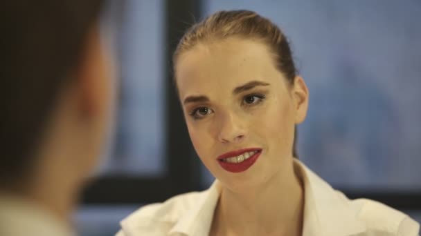 Kibar Gülümseyen Genç Kadını Görüşmelerde Ofis Yöneticisi Ile — Stok video