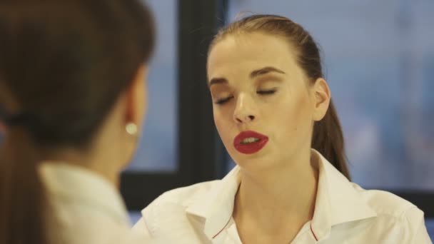 Mooie Zakelijke Vrouw Chief Gesprekken Weigeren Kantoor Met Manager Negatieve — Stockvideo
