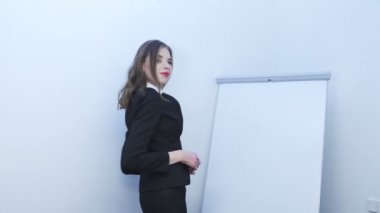       4 güzel işkadını göstermek bir şey flipchart kullanarak bilgileri, gülümseyen k..